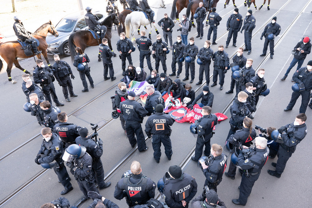 Sitzblockade auf der Ostra-Allee am 13. Februar